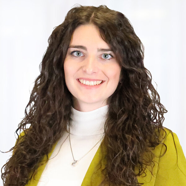 Portraitaufnahme von Caroline Mann, Consultant am Institute of Brand Logic in Innsbruck, Tirol