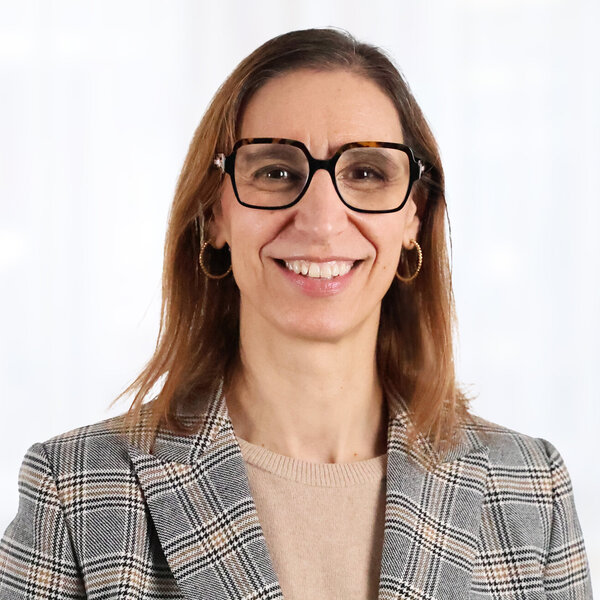 Portraitaufnahme von Stefania Cimino, Partnerin am Institute of Brand Logic in Innsbruck, Tirol