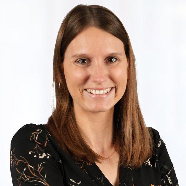 Portraitaufnahme von Therese Maier, Manager am Institute of Brand Logic in Innsbruck, Tirol am Insitute of Brand Logic