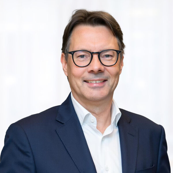 Portraitaufnahme von Markus Webhofer, Managing Partner am Institute of Brand Logic in Innsbruck, Tirol