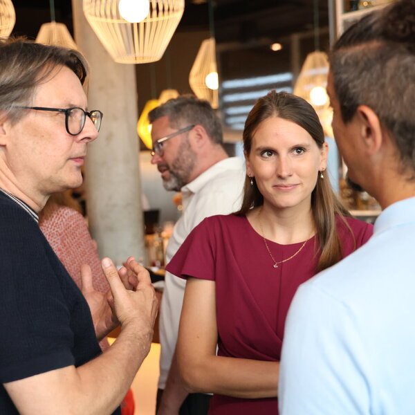 Dialog zwischen mehreren Personen