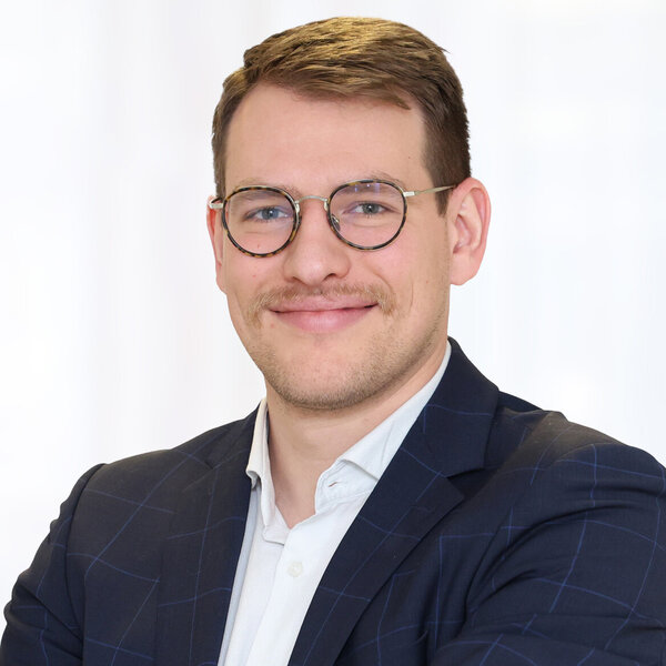 Portraitaufnahme von Moritz Ott, Senior Consultant am Institute of Brand Logic in Innsbruck, Tirol