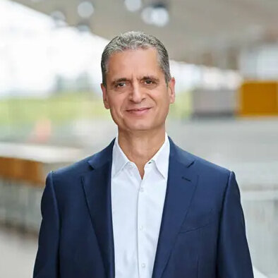 Portraitfoto von Rüdiger Kasch, Hintergrund verschwommen