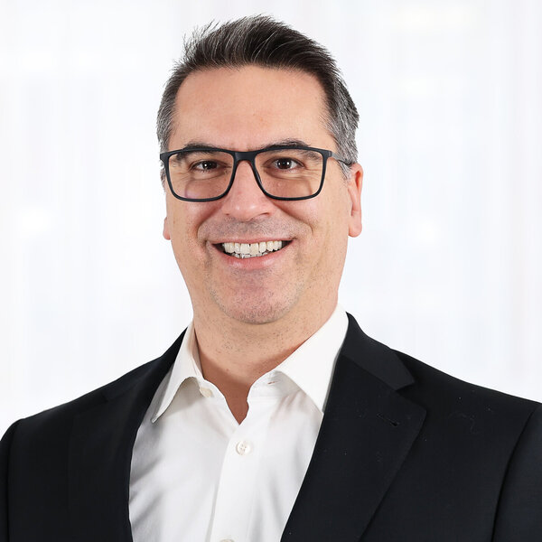 Portraitfoto von Florian Schmid, Partner am Institute of Brand Logic in Innsbruck, Tirol