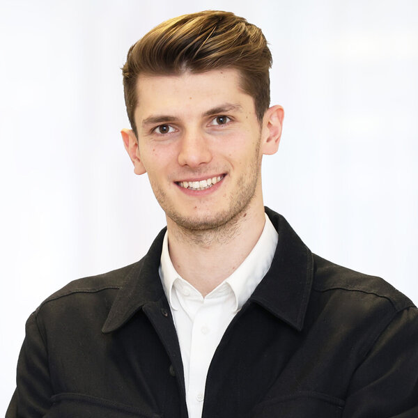 Portraitaufnahme von Lukas Drexel, Senior Consultant Institute of Brand Logic in Innsbruck, Tirol